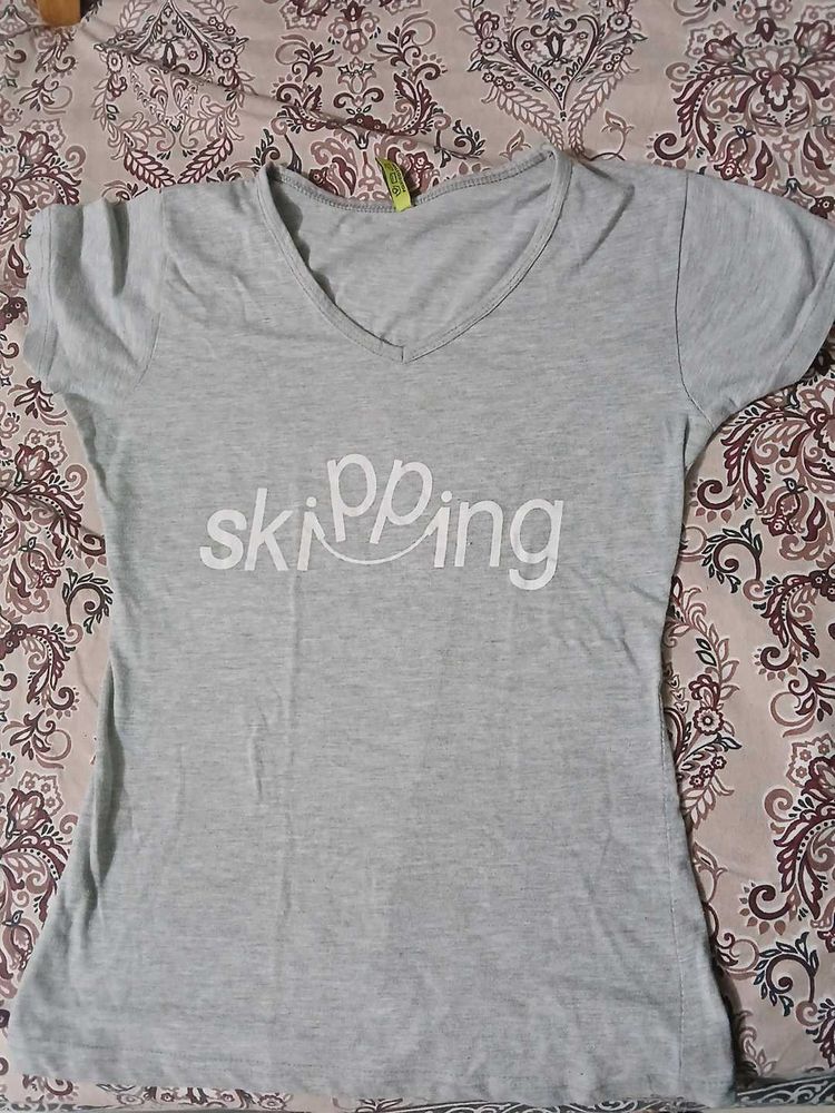 Skipping Graphic Tee m size