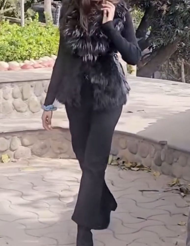 Stylish Black Sleeveless Jacket