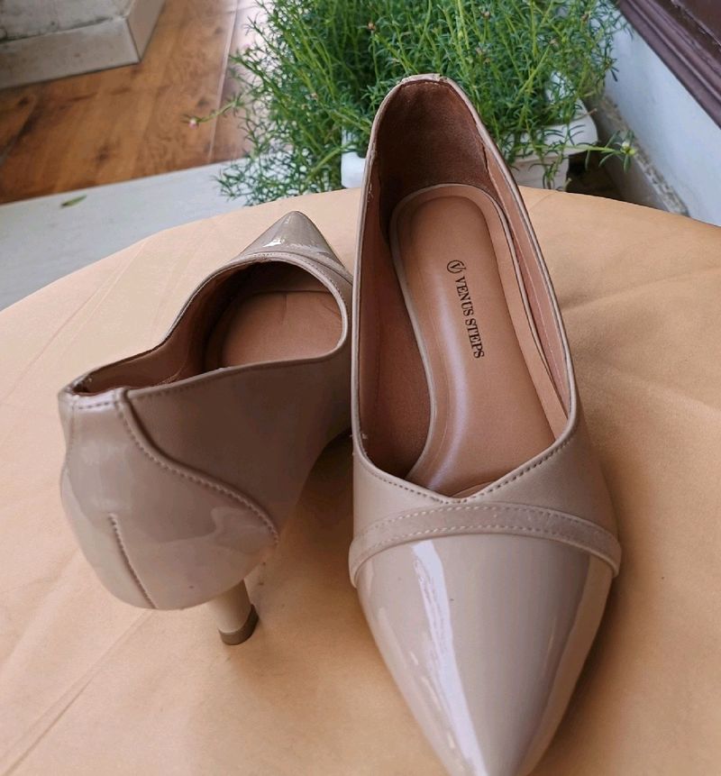 Venus Step Pointed Toe Kitten Heel Pump