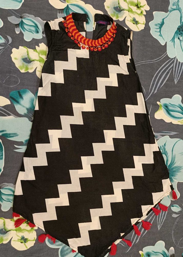 Black &amp; White Zigzag Sleeveless Kurti with Red Tas