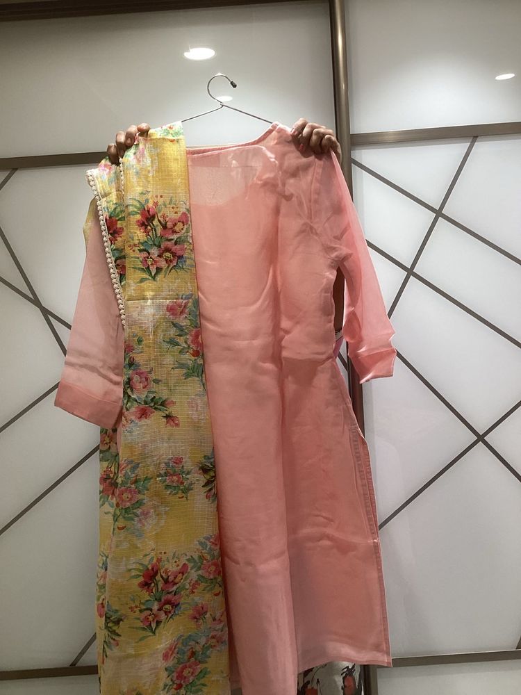 Kurta With Yellow Supernet Floral Print On Dupata
