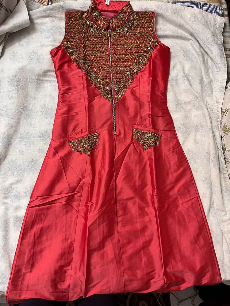Its A Long Kurti With Front Zip Up to Waist