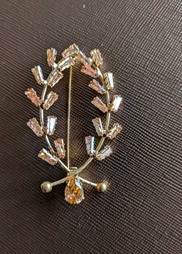 Vintage Rhinestone Wreath Brooch