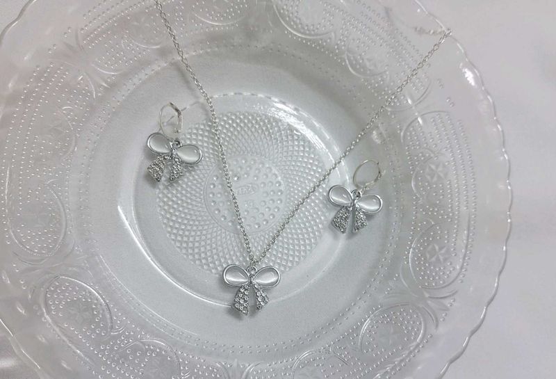 Shipping Bow🎀 Necklace &amp; Earrings