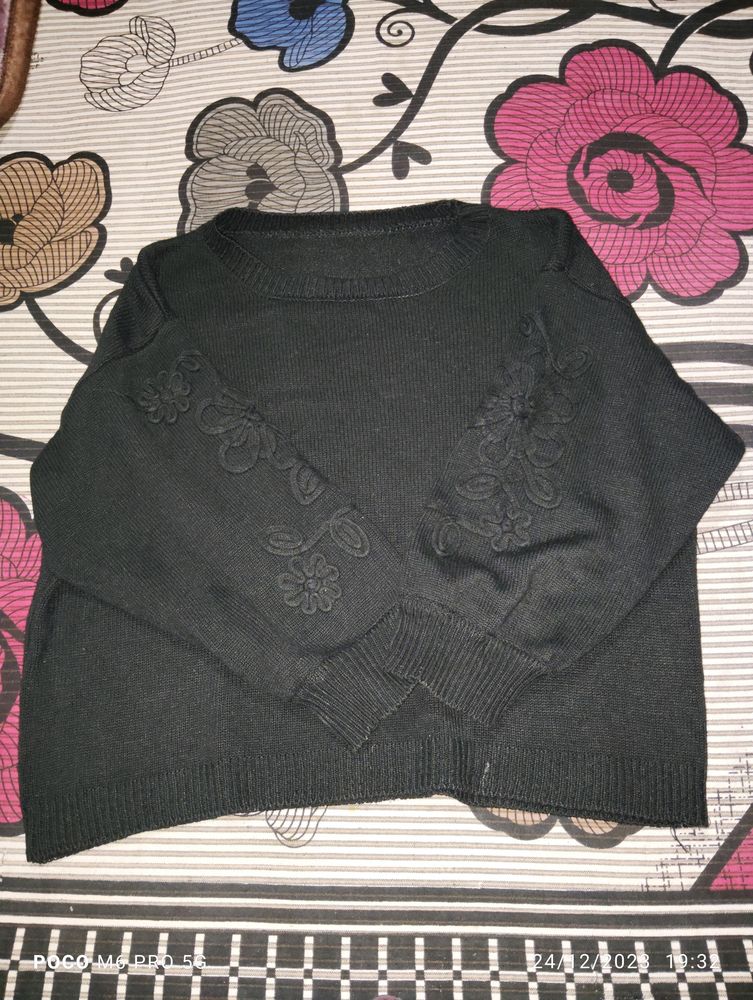 Black Short Sweater With Designed Sleeves