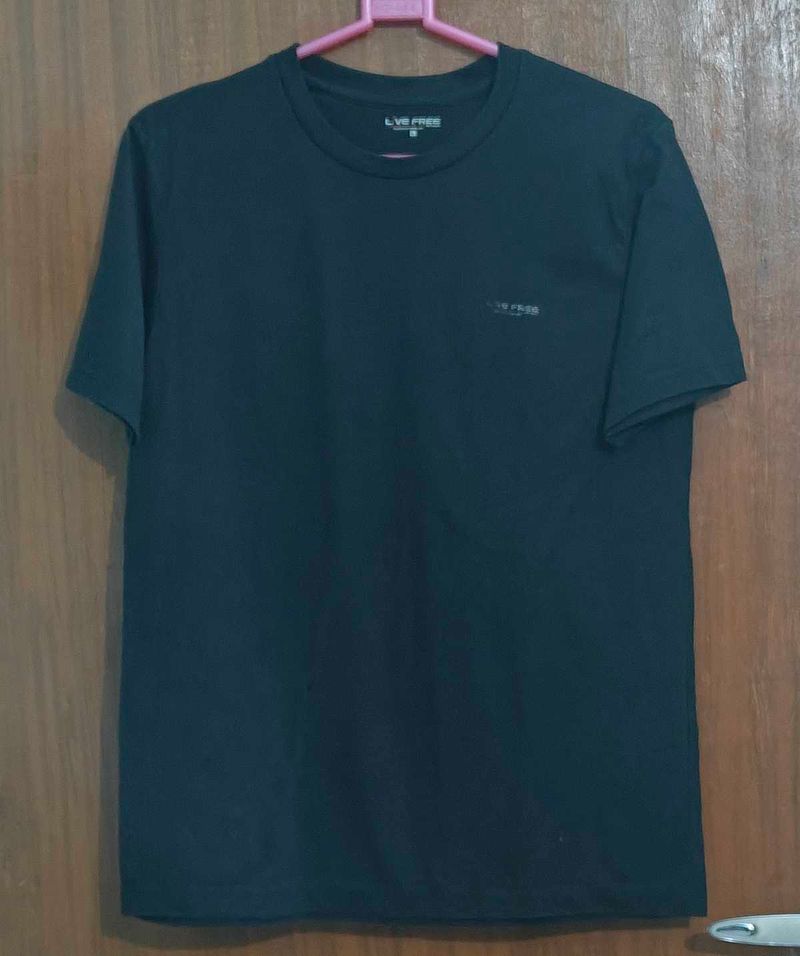 Black Tshirt: Live Free
