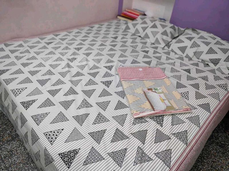 Geometric Triangle Bedsheet Set double bed