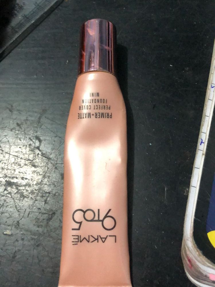 Lakme 9to5 Primer + Matte Foundation