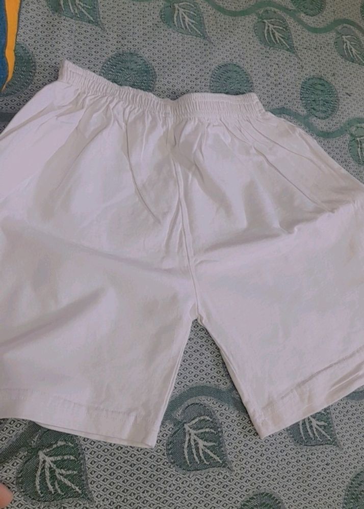 White Shorts With Both Sides Zip Pockets