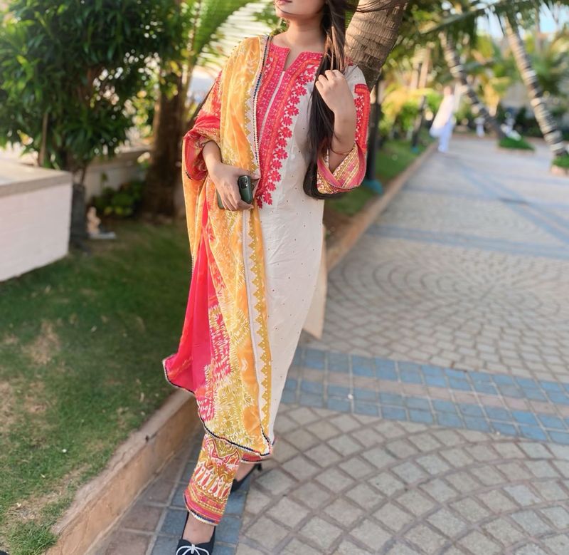 Elegant Pakistani Suit