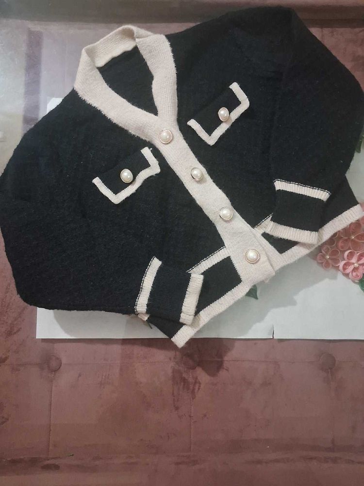 Chic Black &amp; White Cardigan