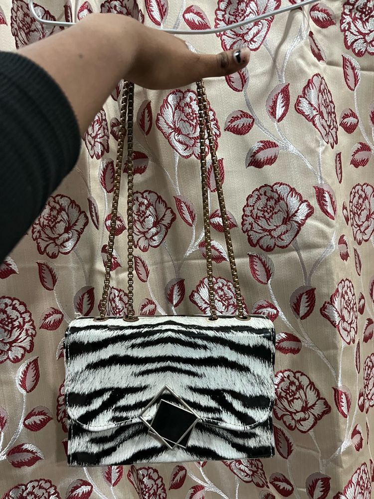 Double Chain Sling Bag 🤍🖤
