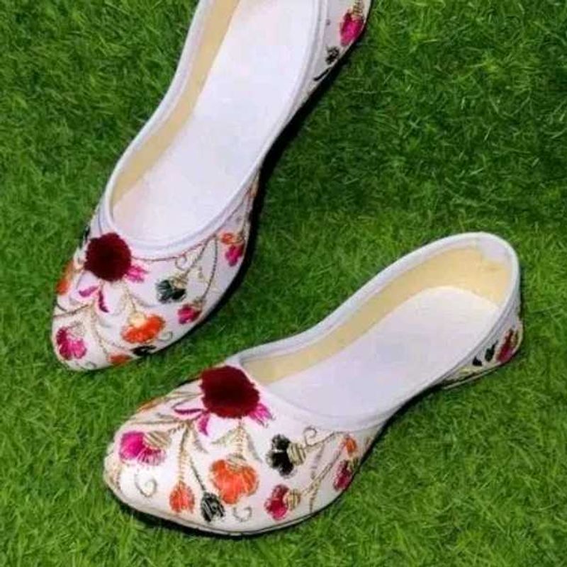 White Ethnic Jutti