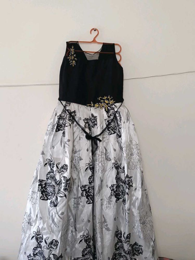 Elegant Black &amp; Sliver Floral Dress