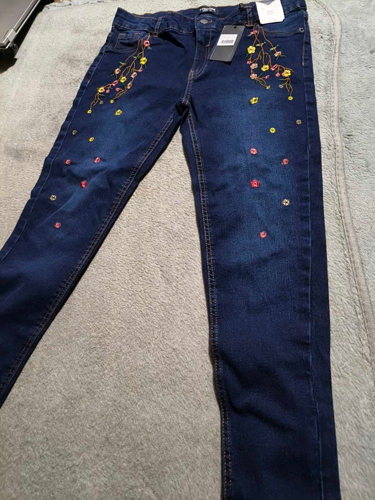 Floral Embroidered low rise skinnyJeans