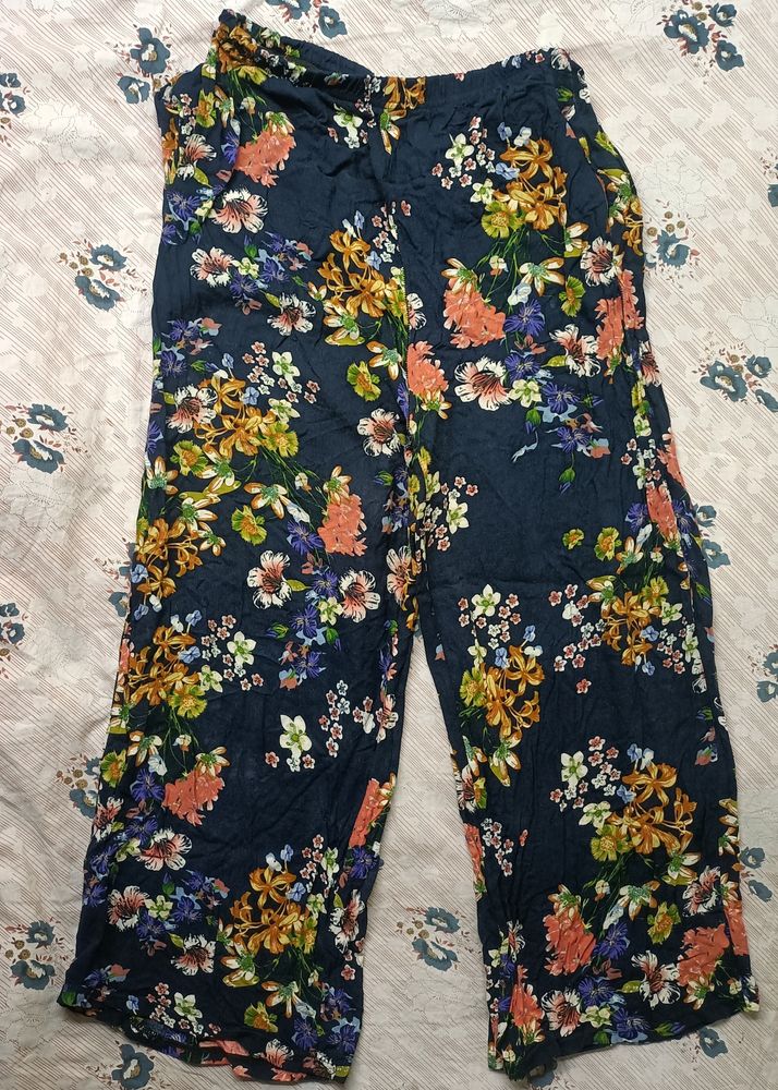 Floral pant with stretchable waist.
