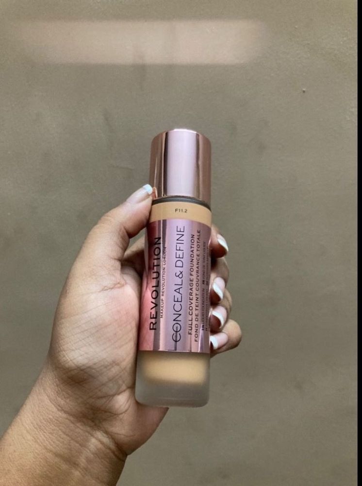 Makeup Revolution Conceal  Foundation F11.2