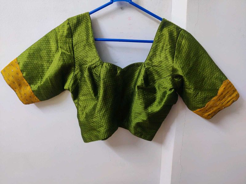 💚 Olive Green Fully Stitched Blouse