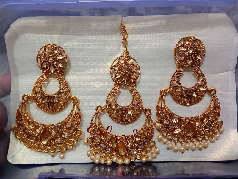 Gold Polished Earnings With Mang Tika