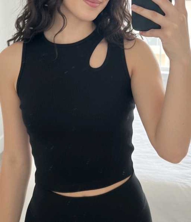 PRICE DROP!! 🖤 Ribbed Cutout  Crop top