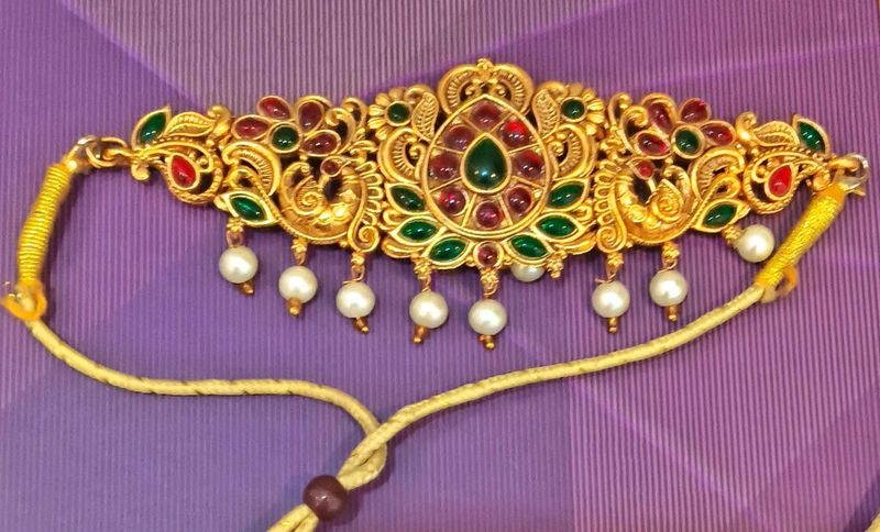 Gold-Toned Choker with Pearl Drops