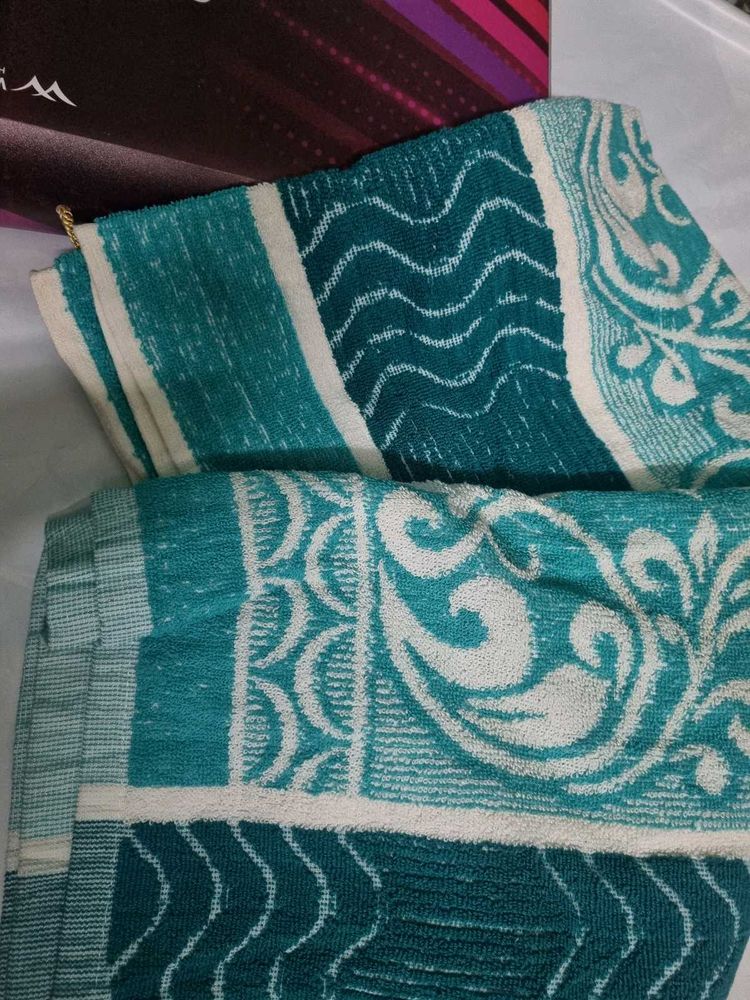 Teal Patterned new bath towel.