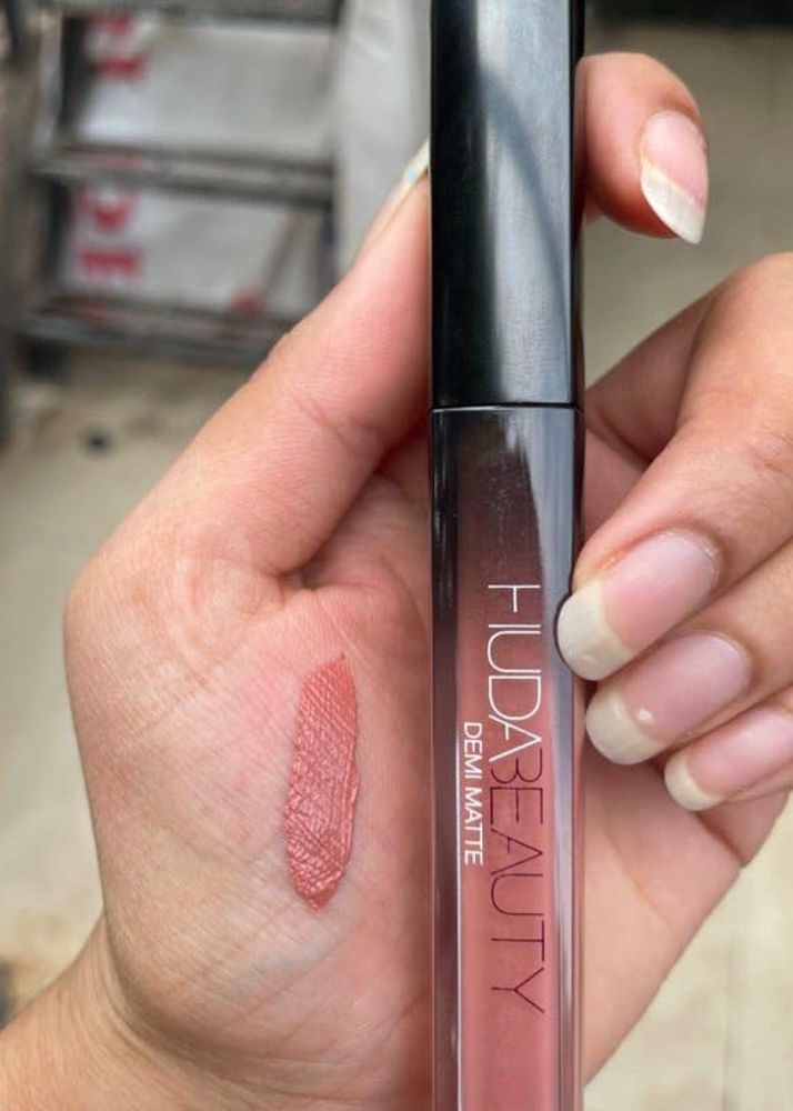 Huda Beauty Demi Matte Lipstick
