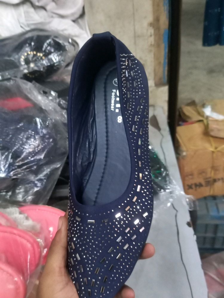 Jo bhi size chaiya wo mil jayega  hamri juta chappat ke dukan hai or best quality milta hai
