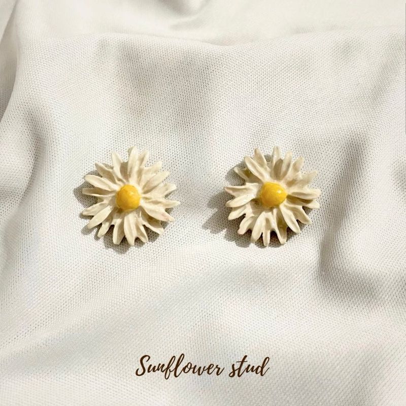 White Sunflower Stud