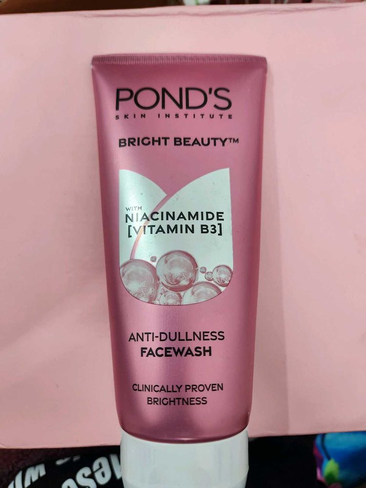 Pond&#39;s Bright Beauty Facewash