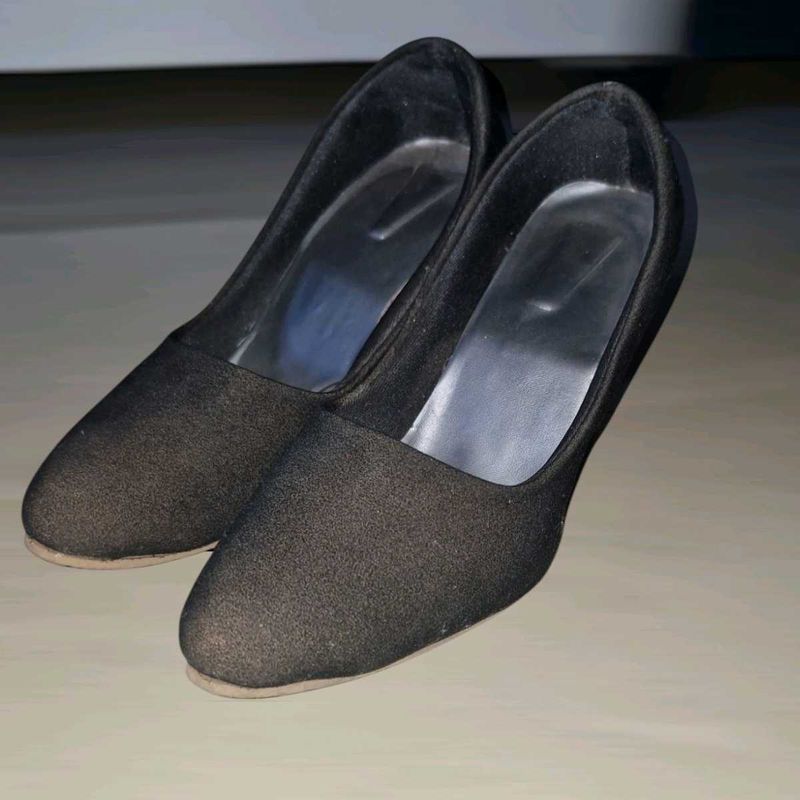 Black Close Heels 👠