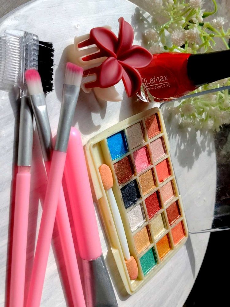 Makeup Brush Set With Clature &amp; Nail Paint