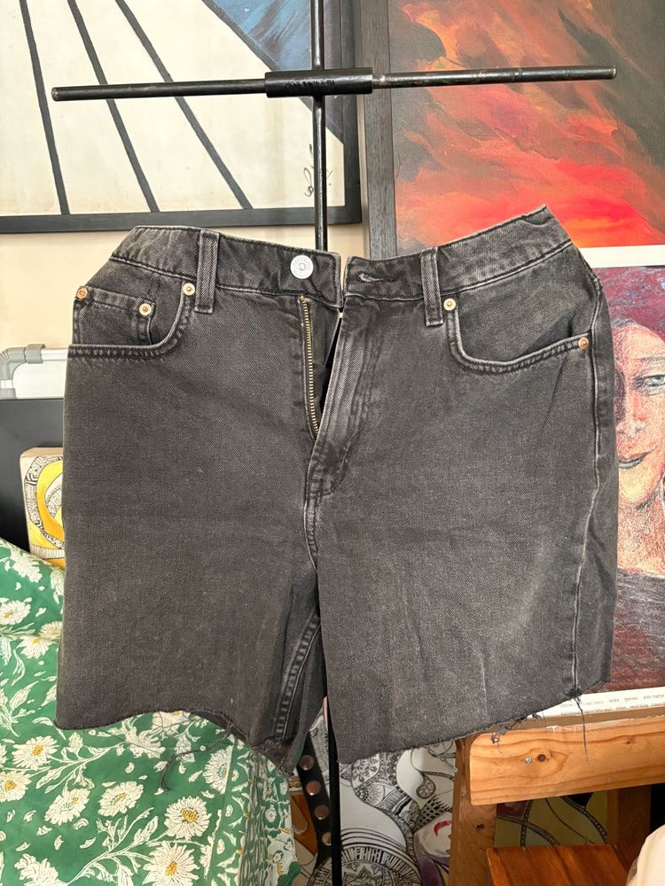 H&amp;M Black Denim High-Waisted Frayed Shorts