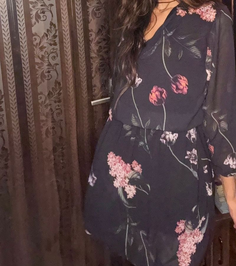 Chic Floral V-Neck Dee’s