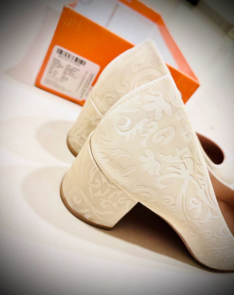 Beautiful Strong Lino Perros Off White Heels