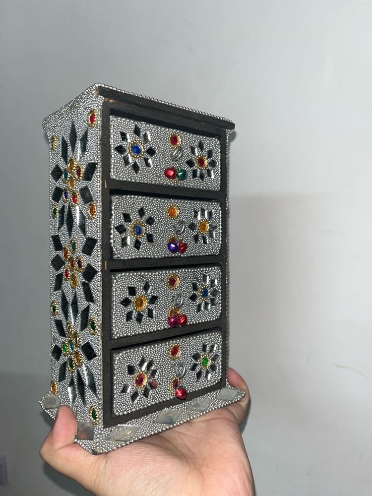 Decorative jewelry box