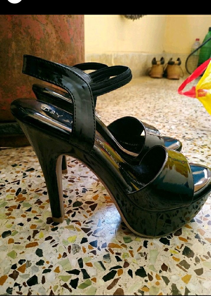 BLACK PENCIL HEELS