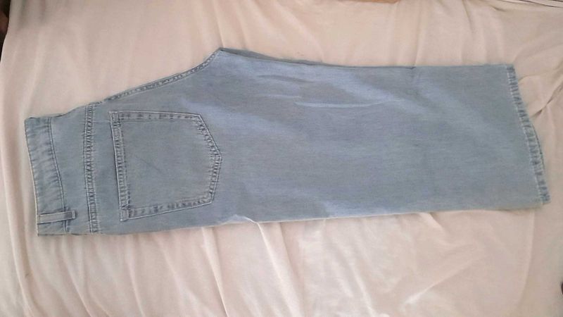 H&amp;M Crop High Waisted Light Weight 5 Pocket Jeans