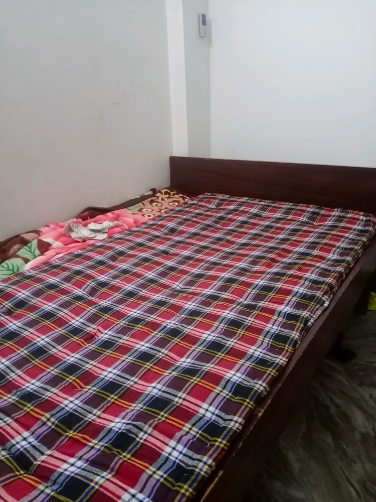 Single Size Mattress Almost New (delhi)