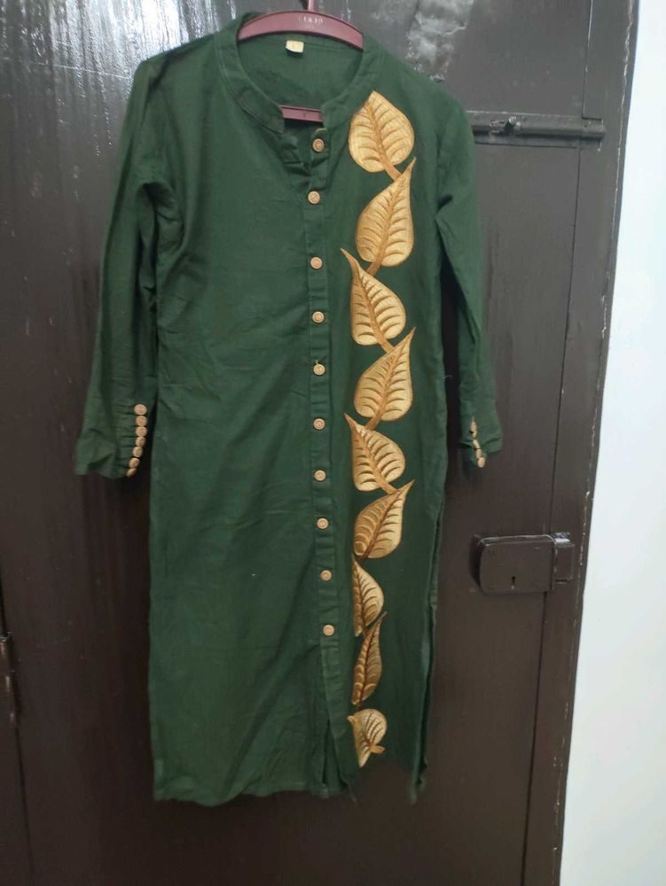 Elegant Green Kurta with buttons and leaf