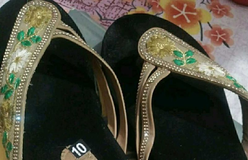 Embroidered Women&#39;s Sandals