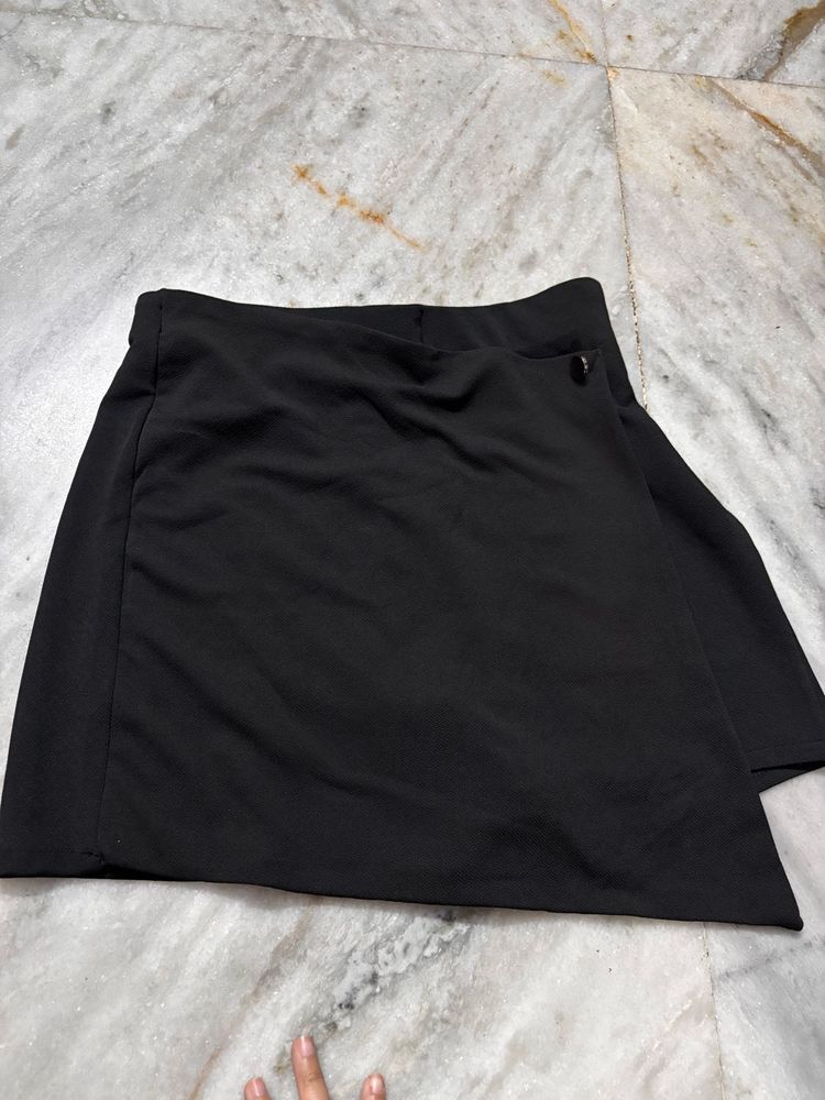 Stylish Black Skorts