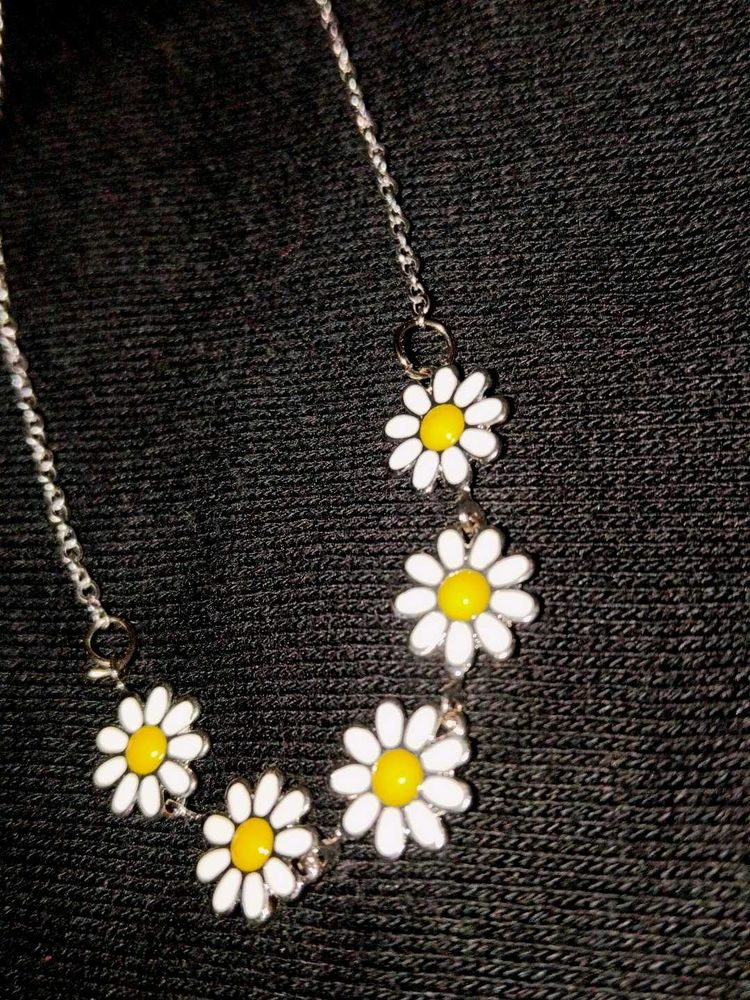 white flower chain 💮