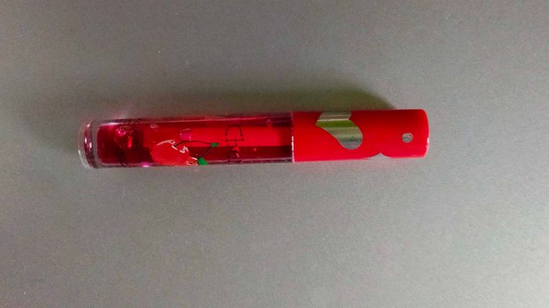 lip gloss translucent