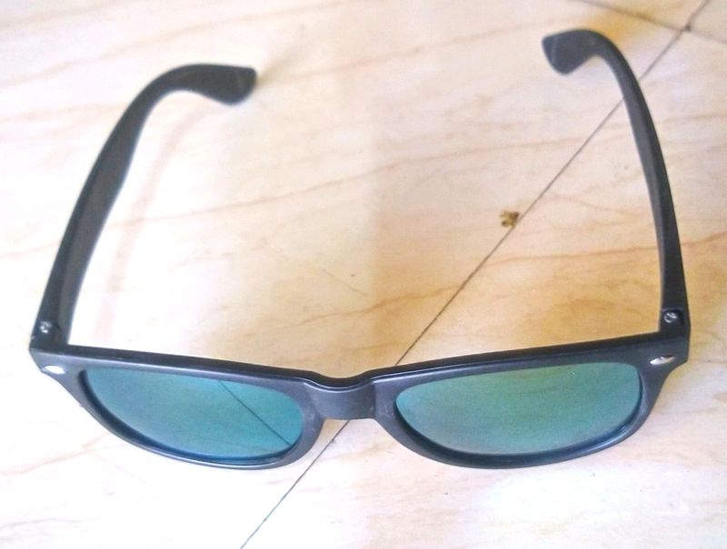 Stylish Plastic Wayfarer Sunglasses for men and women 1 Pcs