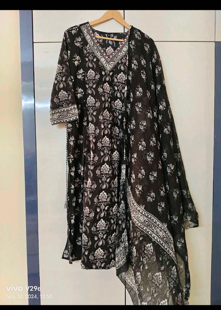 New Unused PureCotton Vneck Suit