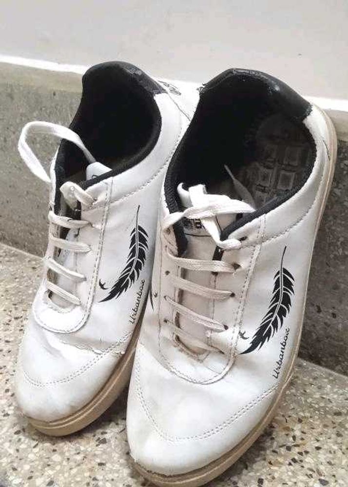 Urbanbox Feather Design Sneakers