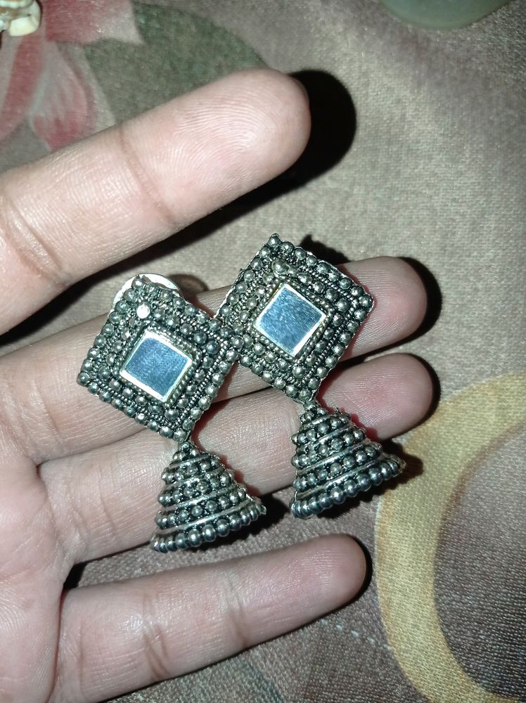 A Pair Of Elegant Mirror Jumka Set