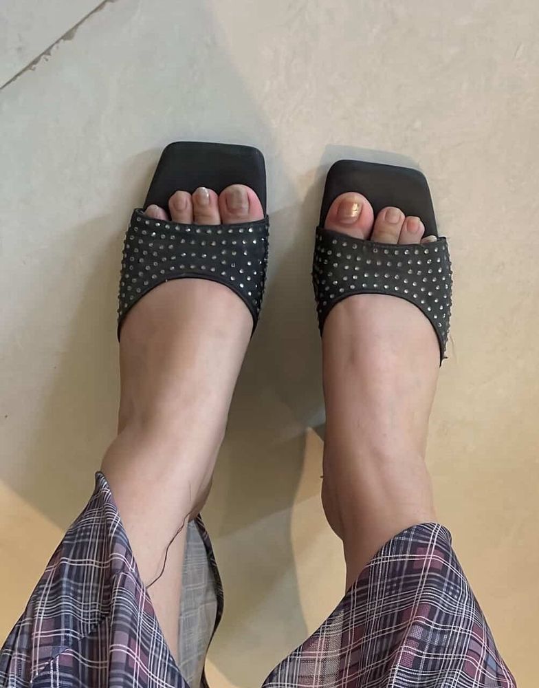 Zudio Black Embellished Slider heels