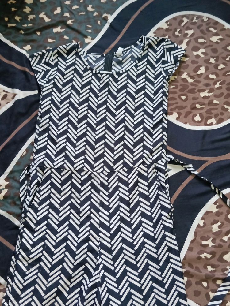 Name: Vivient Black Line Printed Front Knot Jumpsuits. Fabric: Crepe. Sleeves: Short sleeves. Patern: Printed. Size : S (Bust Size: 36 in, Length Size: 48 in, Waist Size: 36 in)